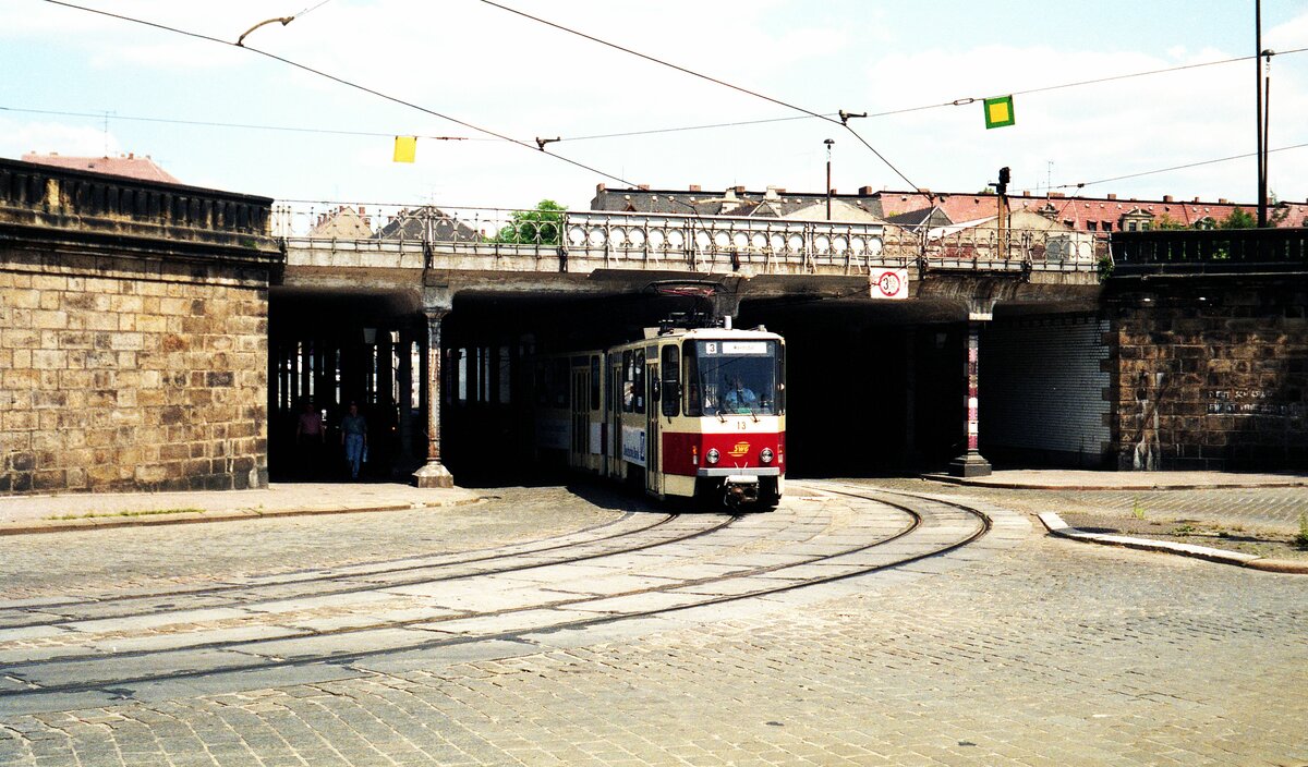 Straßenbahn Görlitz, Niederschlesien__Tw 13 [KT4D-C; ČKD Tatra, 1988; spätere Nr. 2313] auf Linie 3 nach Weinhübel verläßt die Eisenbahnunterführung nahe dem Görlitzer Bhf.__28-06-1992 