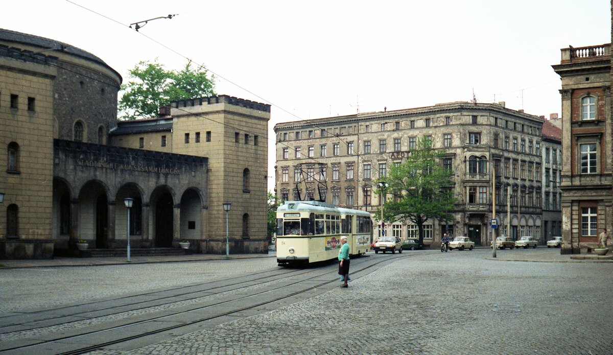 Straßenbahn Görlitz, Niederschlesien__Tw 24 [T2-62; 1965 VEB Gotha; ex Halle/Saale, + 1992] mit Bw auf Linie 2 mit Zielschild 'Landeskrone' vor dem Kaisertrutz.__12-05-1990