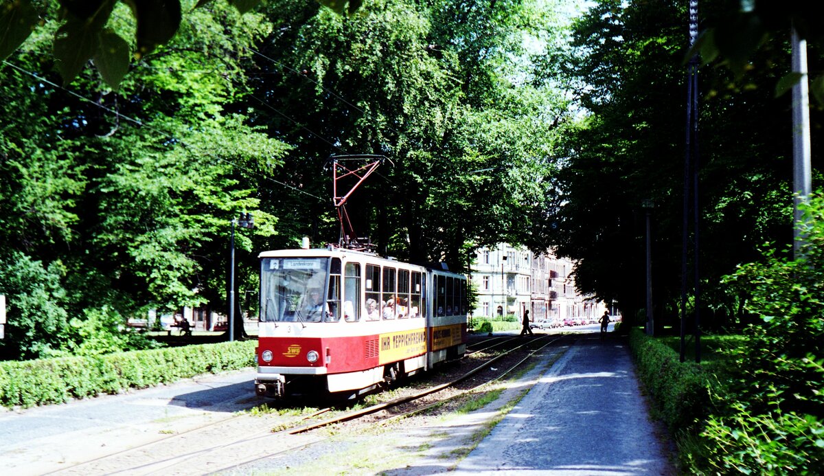 Straßenbahn Görlitz, Niederschlesien__Tw 3 [KT4D-C; ČKD Tatra, 1987; +2019] auf Linie 2 mit Zielschild 'Landeskrone' (Biesnitz) quert diagonal den Sechs-Städte-Platz.__28-06-1992 