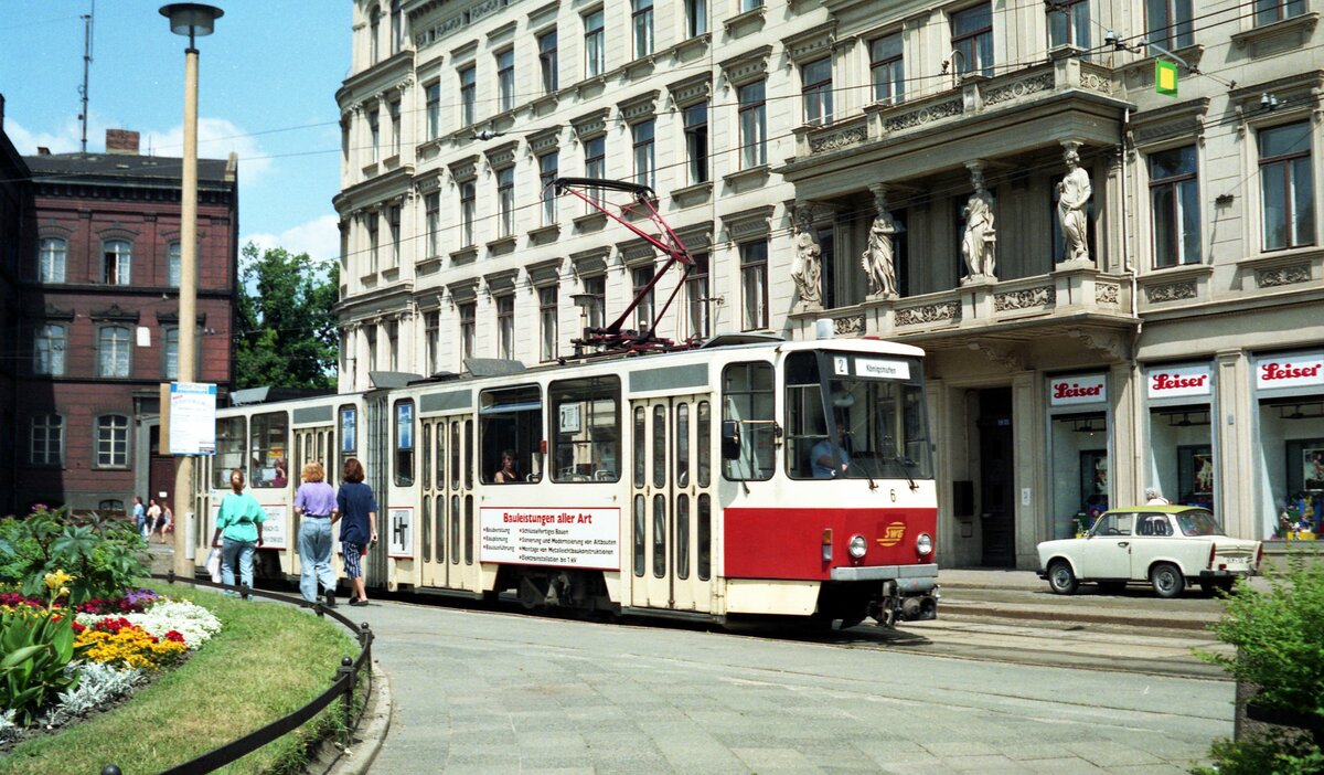 Straßenbahn Görlitz, Niederschlesien__Tw 6 [KT4D-C; ČKD Tatra 1987; spätere Nr.2306] auf Linie 2 nach Königshufen auf dem Postplatz.__27.06.1992