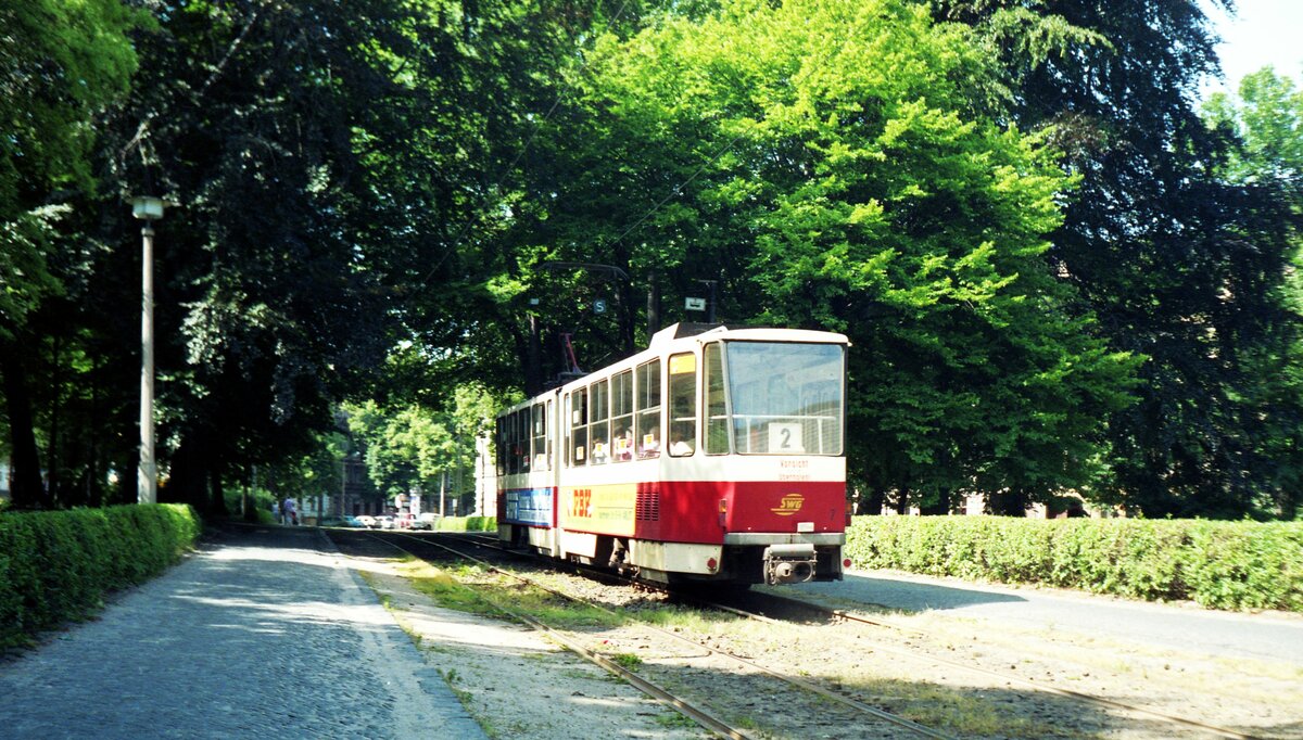 Straßenbahn Görlitz, Niederschlesien__Tw 7 [KT4D-C; ČKD Tatra, 1987; +2010] auf Linie 2 von Biesnitz quert diagonal den Sechs-Städte-Platz.__28-06-1992 