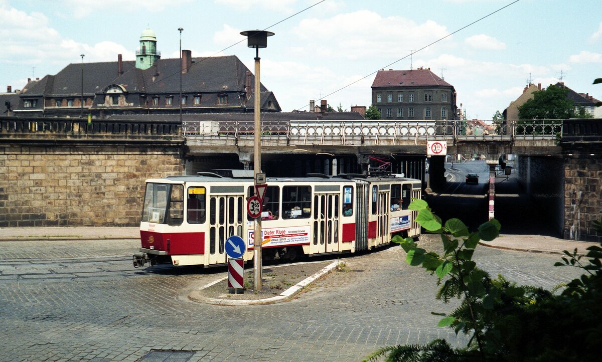 Straßenbahn Görlitz, Niederschlesien__Tw der Linie 2 taucht ab in die Eisenbahnunterführung Richtung Innenstadt.__28-06-1992 