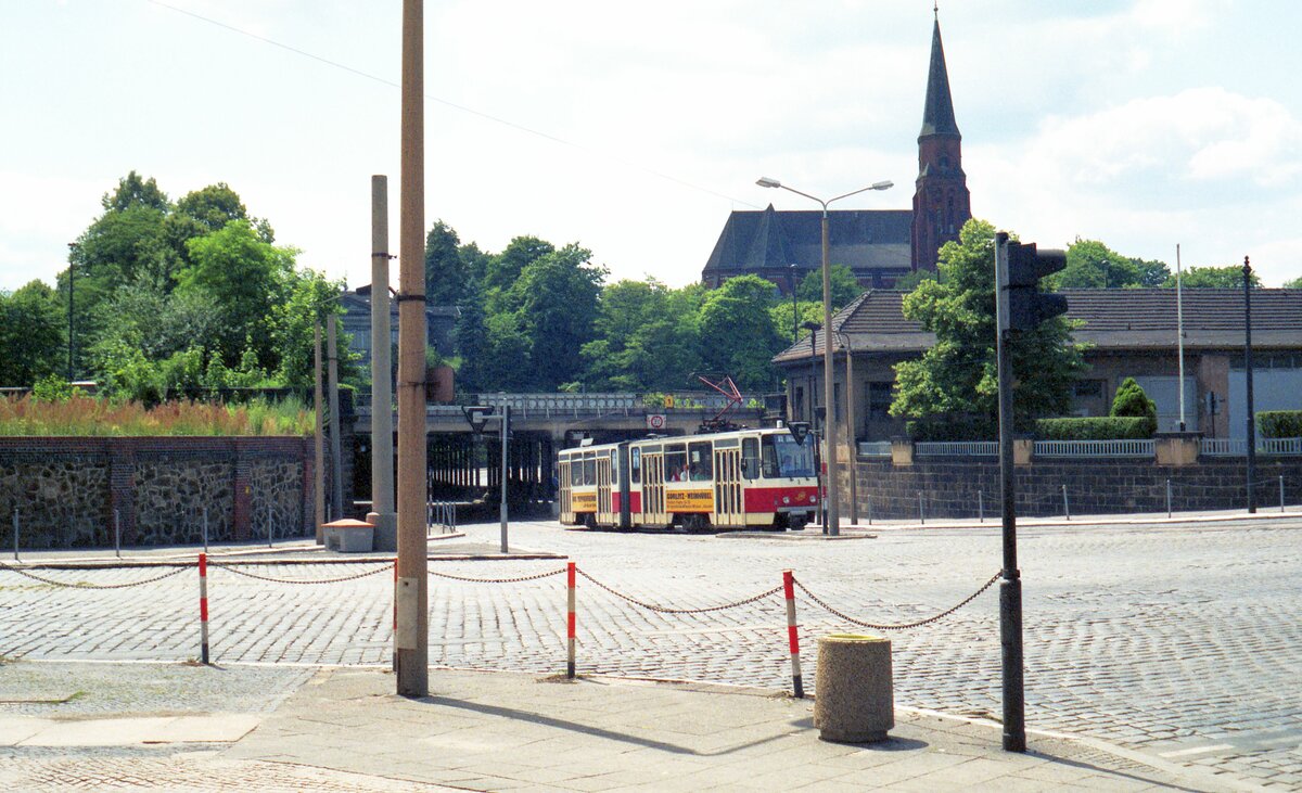 Straßenbahn Görlitz, Niederschlesien__Tw der Linie 2 verläßt die Eisenbahnunterführung und biegt ab zum Bahnhof Görlitz.__28-06-1992 
