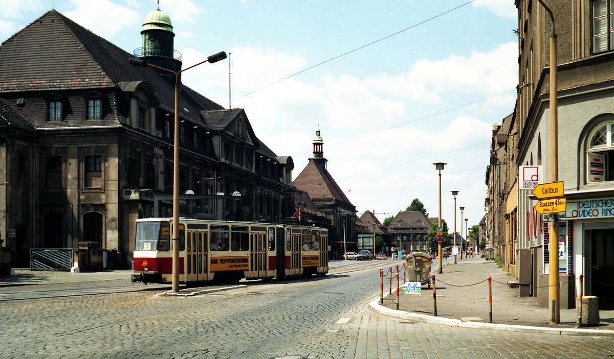 Straßenbahn Görlitz, Niederschlesien__Tw der Linie 2 passiert den Görlitzer Bhf. und biegt gleich rechts ab in die Berliner Str. zur Innenstadt.__28-06-1992 