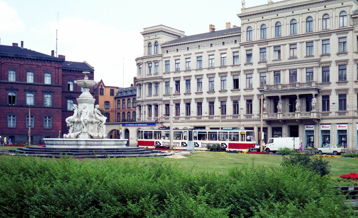 Straßenbahn Görlitz, Niederschlesien__Tw der Linie 2 nach Biesnitz auf dem Postplatz mit 'Muschelminna-Brunnen'. Die bronzene Figur der Muschelminna fehlt hier noch, sie wurde im 2. Weltkrieg eingeschmolzen, und erst seit 1994 fließt wieder Wasser aus der Muschelschale einer nachgebildeten 'Minna' (eigentlich eine die Natur verkörpernde weibliche Gestalt).__27.06.1992