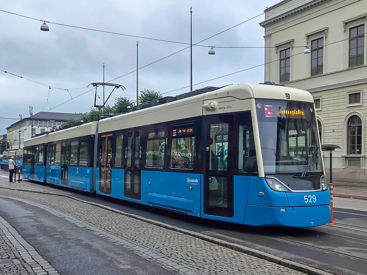 Stra�enbahn G�teborg Zug 529 auf der Linie 5 nach L�nsmansg�rden nahe Brunnsparken, 02.10.2026.