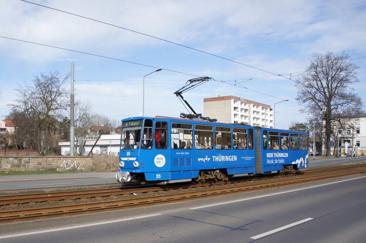 Straßenbahn Gotha / Thüringerwaldbahn: Tatra KT4D der Thüringerwaldbahn und Straßenbahn Gotha GmbH - Wagen 315, aufgenommen im März 2017 im Stadtgebiet von Gotha.