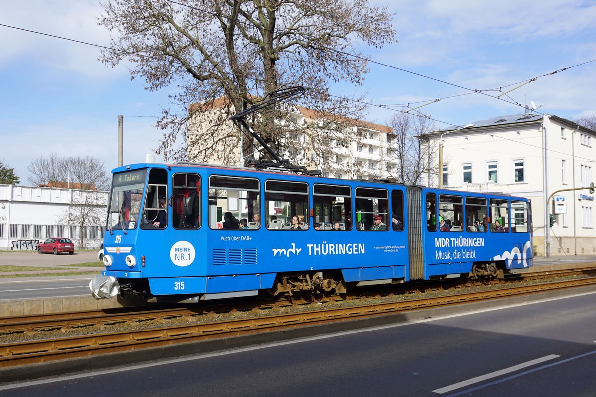 Straßenbahn Gotha / Thüringerwaldbahn: Tatra KT4D der Thüringerwaldbahn und Straßenbahn Gotha GmbH - Wagen 315, aufgenommen im März 2017 im Stadtgebiet von Gotha.