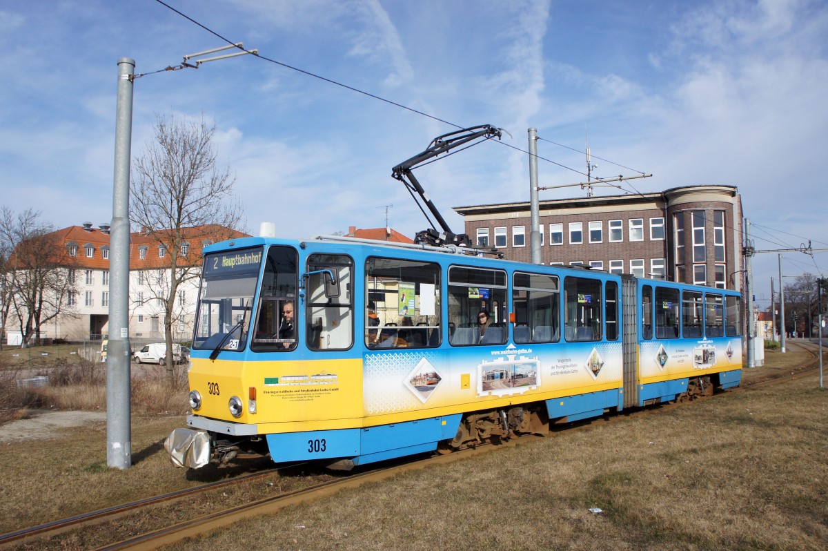Straßenbahn Gotha: Tatra Straßenbahn Triebwagen Nummer 303 unterwegs als Linie 2. Aufgenommen am Hauptbahnhof Gotha im März 2015.