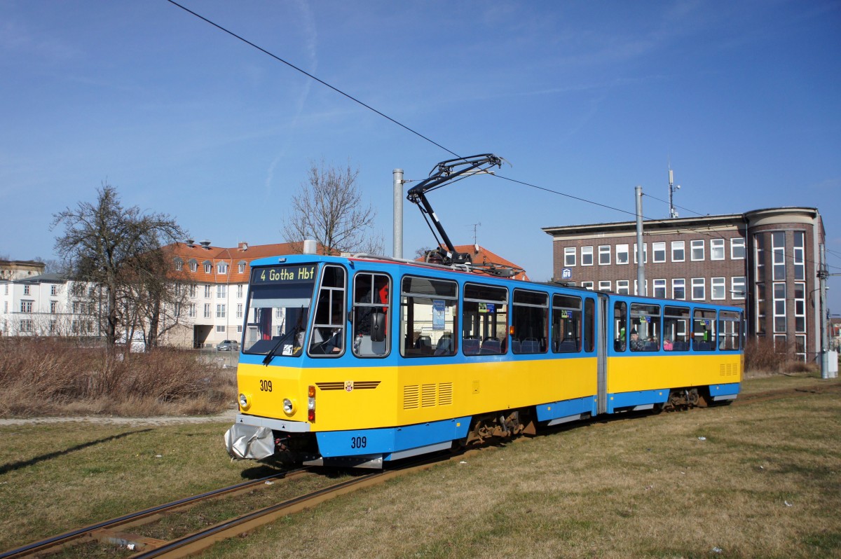 Straßenbahn Gotha: Tatra Straßenbahn Triebwagen Nummer 309 unterwegs als Linie 4. Aufgenommen am Hauptbahnhof Gotha im März 2015.