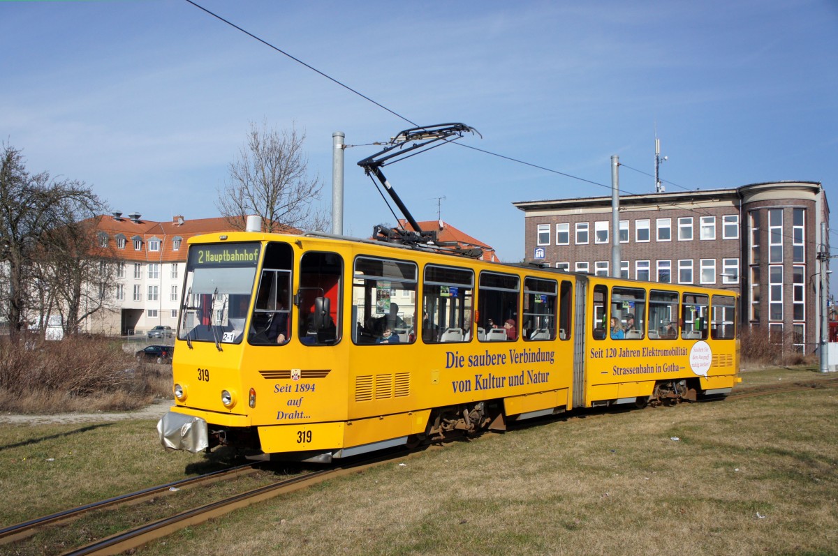 Straßenbahn Gotha: Tatra Straßenbahn Triebwagen Nummer 319 unterwegs als Linie 2. Aufgenommen am Hauptbahnhof Gotha im März 2015.