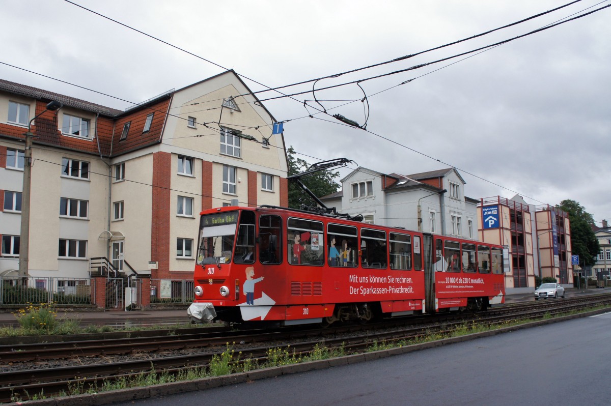 Straßenbahn Gotha: Tatra Straßenbahn Triebwagen Nummer 310 (...mit veränderter Sparkassen-Werbung) unterwegs als Linie 4 zum Ostbahnhof. Aufgenommen in der Gartenstraße in Gotha im Juli 2015.