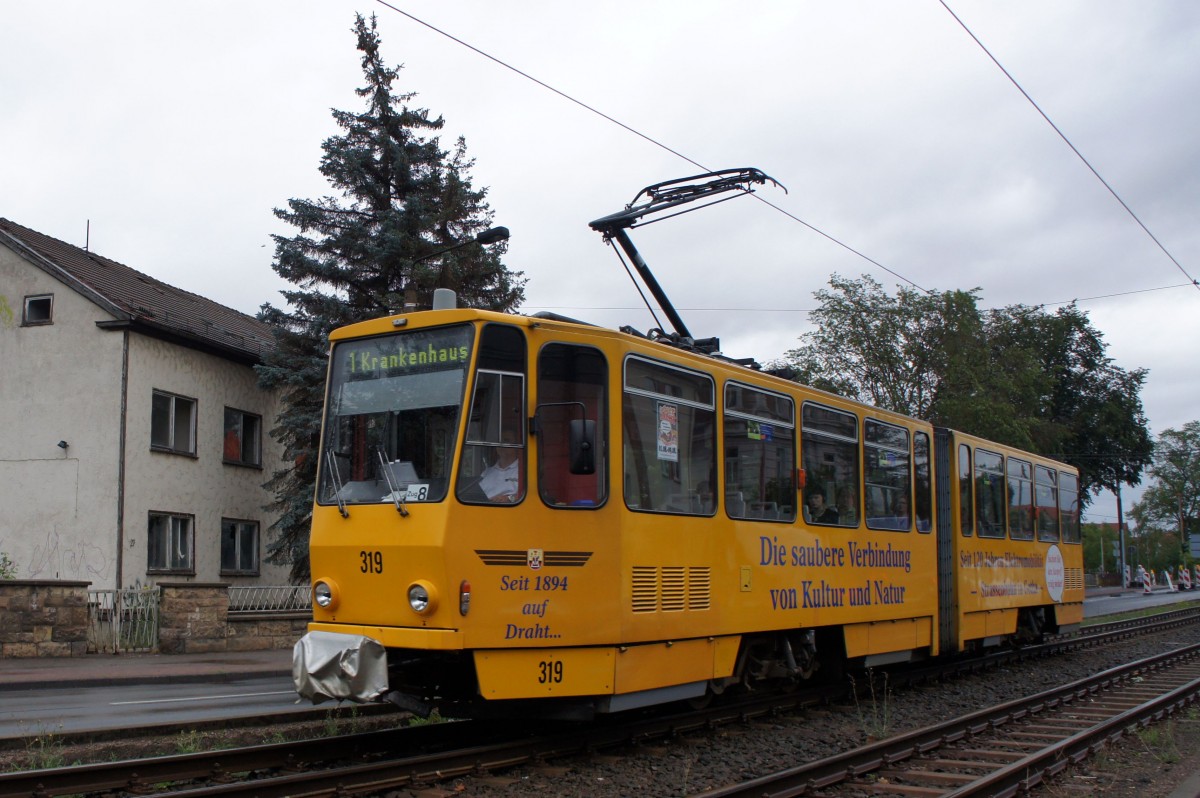 Straßenbahn Gotha: Tatra Straßenbahn Triebwagen Nummer 319 unterwegs als Linie 1 zum Krankenhaus. Aufgenommen in der Gartenstraße in Gotha im Juli 2015.