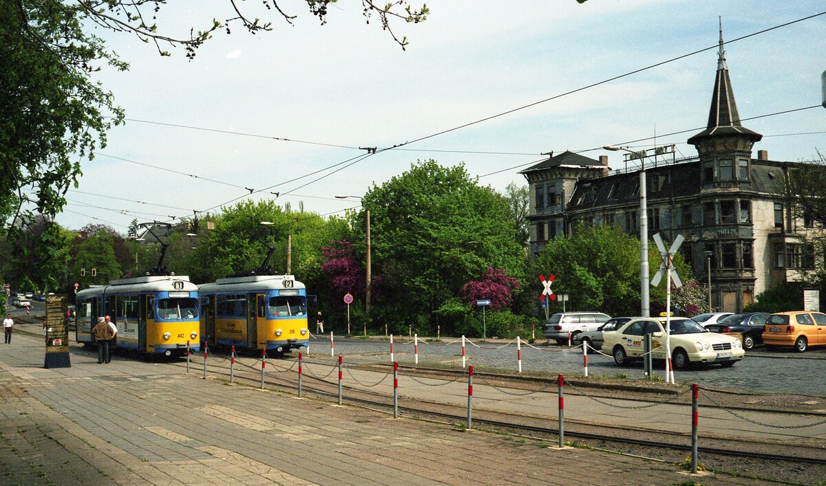 Straßenbahn Gotha__Tw 442 [GT6; DUEWAG 1967, ex Mannheim 1991] und Tw 318 [GT6; DUEWAG 1960, ex Heidelberg, ex Mannheim 1993] an der Abfahrtstelle beim Bahnhof. Heute schaut es dort  ziemlich anders  aus.__27-04-2000