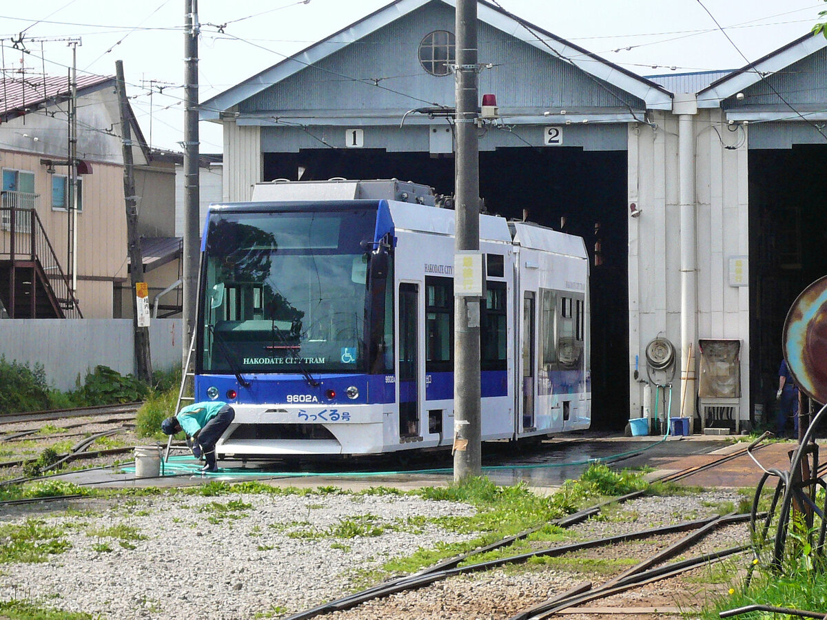 Strassenbahn Hakodate im Süden der Insel Hokkaidô, Japan: Die 4 neusten Wagen sind kurze Gelenkwagen mit Niederflureinstieg, 9601 von 2007, 9602 von 2010, 9603 von 2014 und 9604 aus dem Jahre 2018. Hier wird die damals gerade neue 9602 im Betriebshof gereinigt. 6.Juli 2010. 