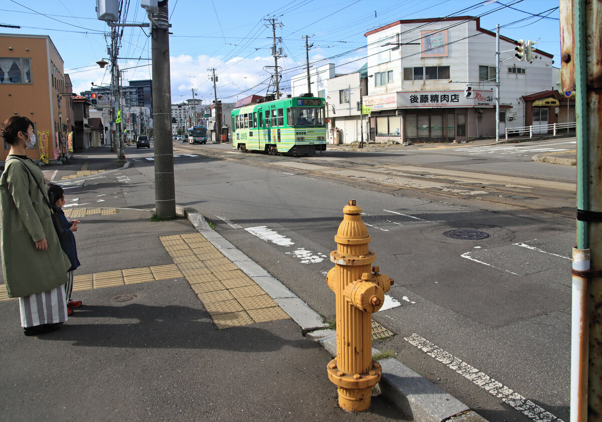 Strassenbahn Hakodate: Wagen 8006 fährt durch Yunokawa, 30.Oktober 2022. Wagen 8006 ist ein Umbauwagen, der 1995 einen neuen Kasten erhielt. 