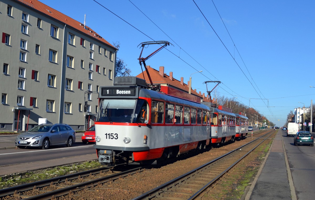 Straßenbahn Halle / Saale: Modernisierter Tatra- Großzug (T4D/T4D/B4D), angeführt von Wagen 1153 als Linie 1 nach Beesen. Aufgenommen in der Paul-Suhr-Straße im November 2013.