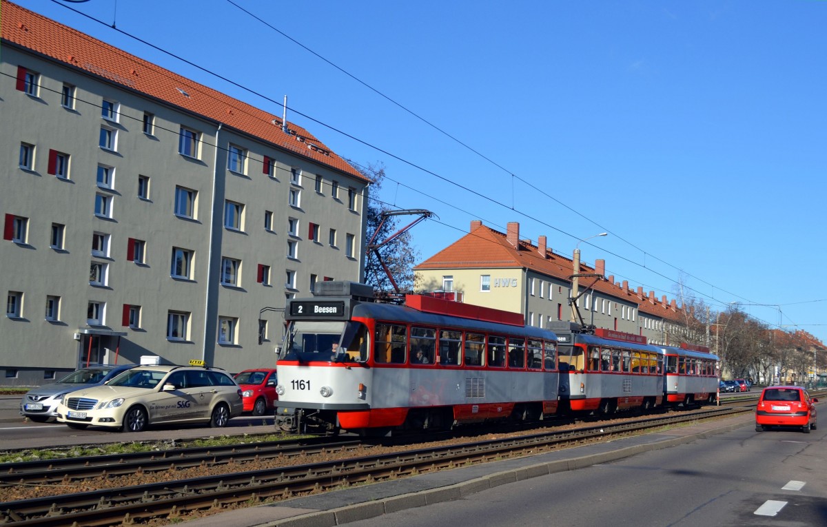 Straßenbahn Halle / Saale: Modernisierter Tatra- Großzug (T4D/T4D/B4D), angeführt von Wagen 1161 als Linie 2 nach Beesen. Aufgenommen in der Paul-Suhr-Straße im November 2013.