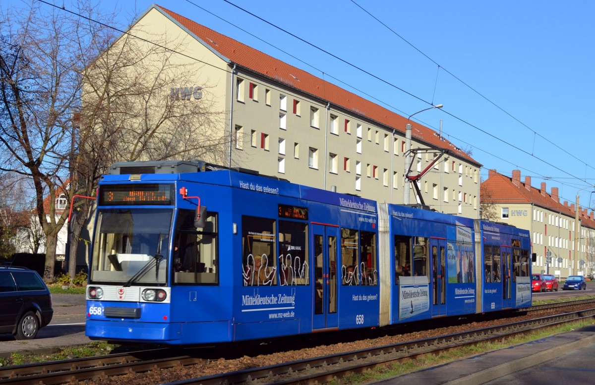 Straßenbahn Halle / Saale: Wagen 658 als Linie 3 unterwegs zur Endhaltestelle Böllberg. Aufgenommen in der Paul-Suhr-Straße im November 2013.