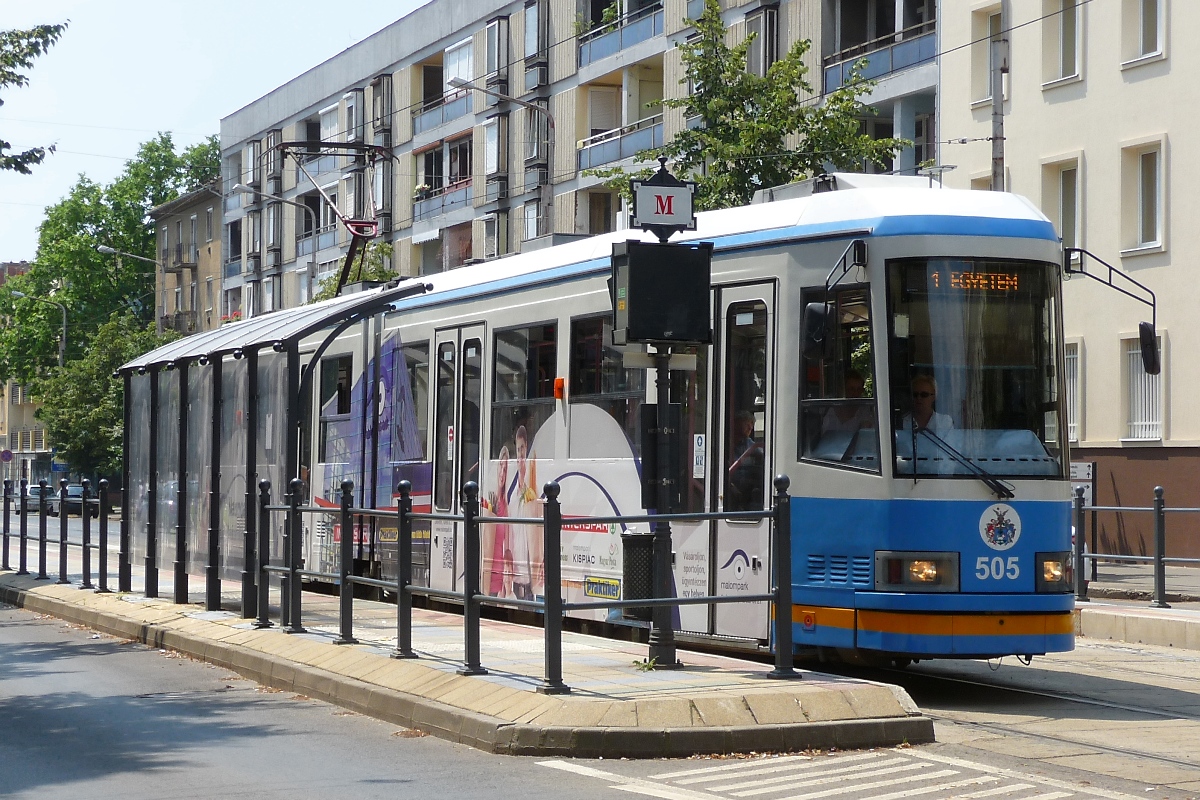 Straßenbahn-Haltestelle in Debrecen am Petöfi-Platz, 26.6.2016