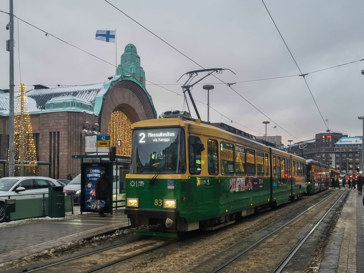 Straßenbahn Helsinki Zug 83 auf der Linie 2 nach Messukeskus vor dem Hauptbahnhof, 08.12.2023.