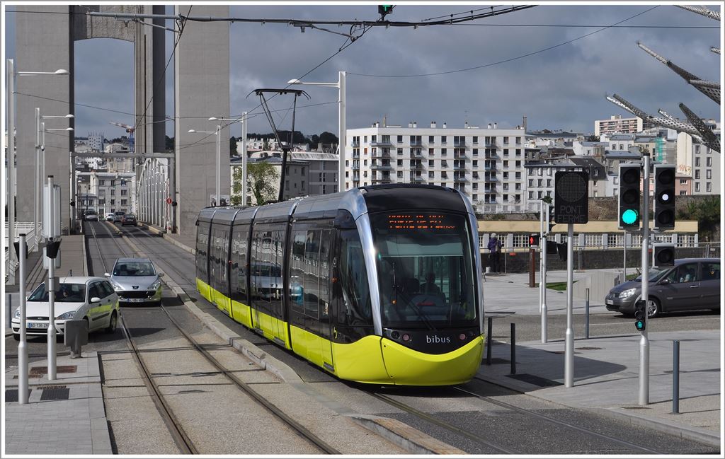Strassenbahn und Individualverkehr teilen sich die Pont de Recouverance. (18.09.2013)
