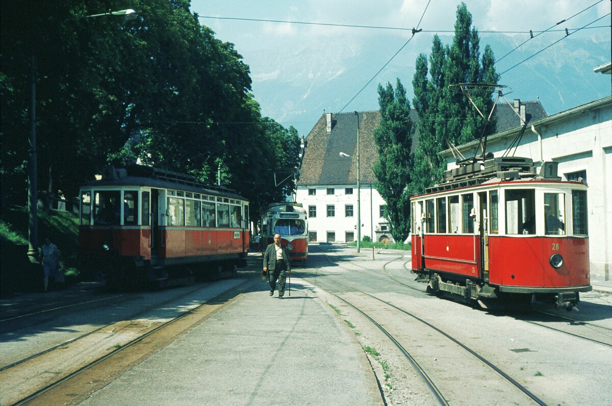 Straßenbahn Innsbruck___3 Tw-Generationen in Bergisel : Tw von 1909 der Vorort-Linien 4 und 6 nach Hall bzw. Igls, Lohner-Tw der 60er Jahre und Tw 28 von 1900 ex Basel.__13-08-1973