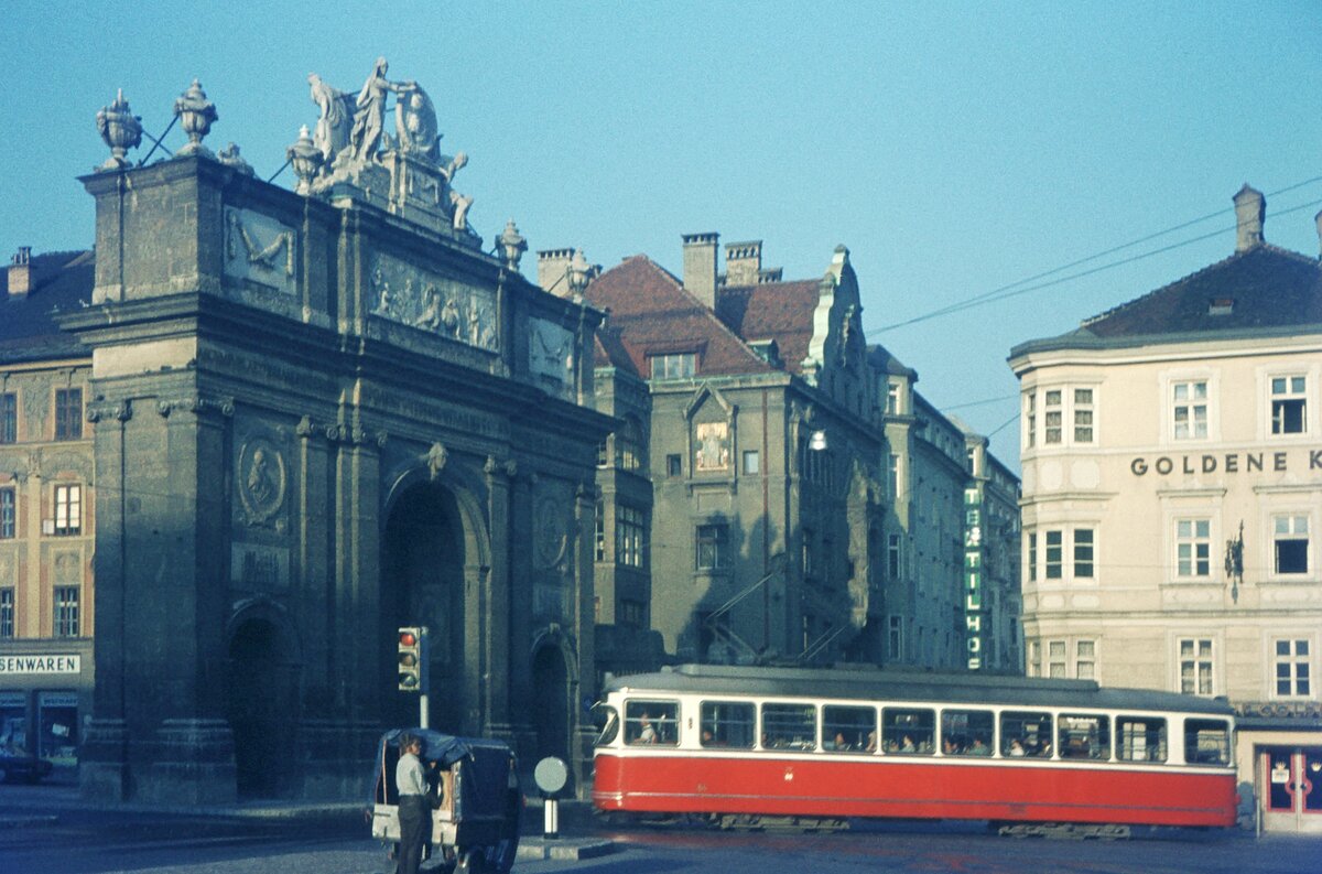 Straßenbahn Innsbruck___Ein  kurzer Lohner  4x-Tw [1960; Lohner/ELIN/KIEPE] bei der Triumph-Pforte.__10-08-1972