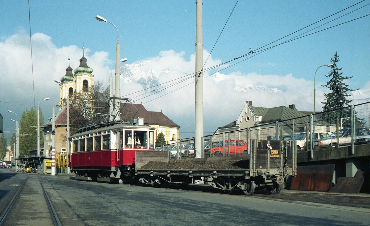 Straßenbahn Innsbruck__Nov.1988_Bergisel_Tw 2 und 3 [Bj.1909,Graz/AEG] die 7 Jahrzehnte (!) auf den  Außen-Linien  4 und 6 nach Hall bzw. Igls im Einsatz waren, sind nun bedarfsweise als Arbeitsfahrzeuge und für Nostalgie-Sonderfahrten unterwegs.