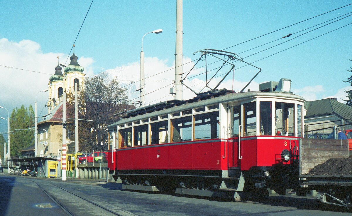Straßenbahn Innsbruck__Nov.1988__Tw 3 [Bj.1909,Graz/AEG] als Arbeits-Tw in Bergisel. Da die Tw 2 und 3 auch auf der Stubaitalbahn eingesetzt werden, wo andere gesetzliche Regelungen gelten, erhielten die Tw zwei zusätzliche Scheinwerfer pro Front für das dreilaternige Zugspitzensignal.