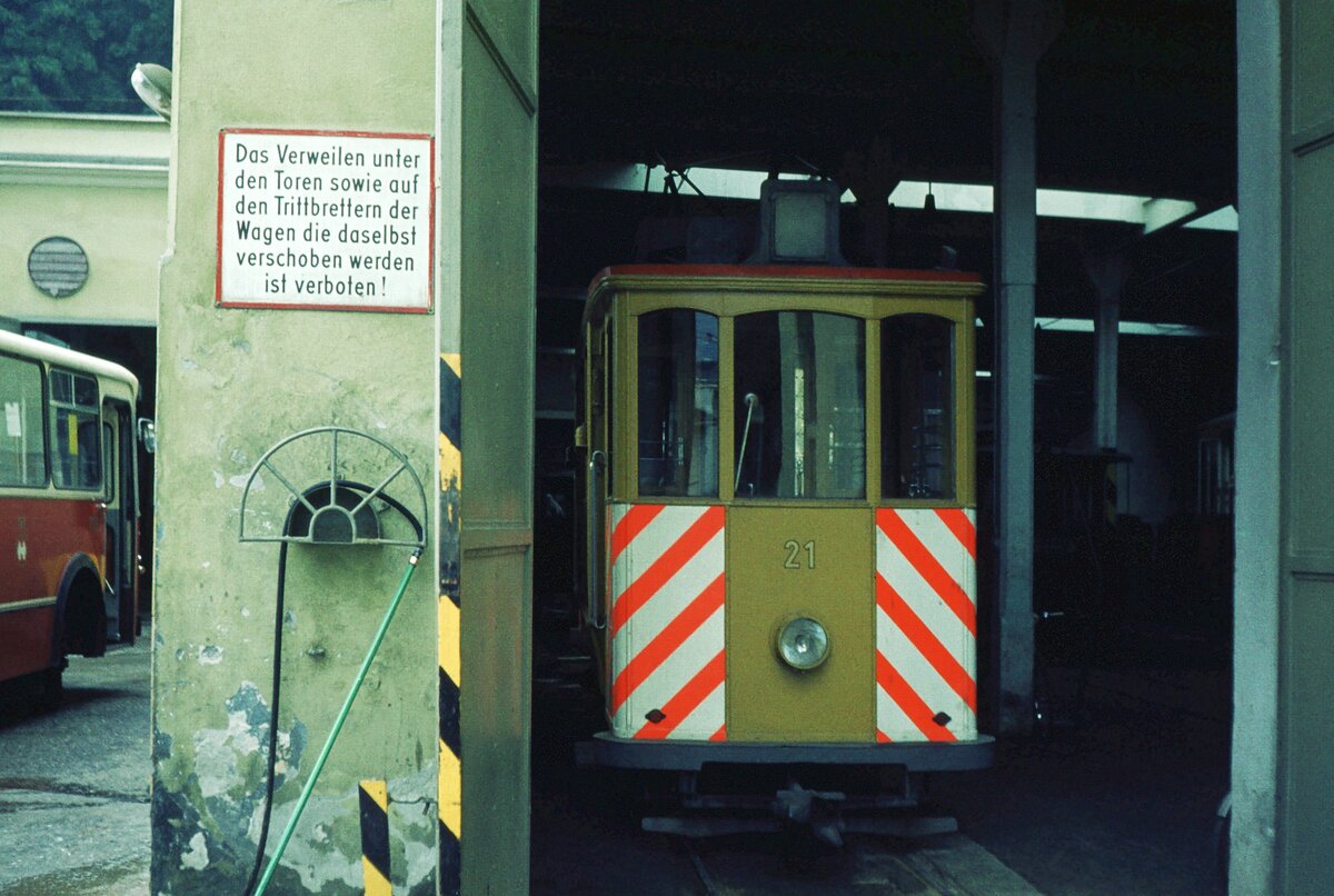 Straßenbahn Innsbruck___Tw 21 lugt aus der hinteren Wagenhalle in Bergisel [1907, SWS/MFO ex Albisgütlibahn(bei Zürich), seit 1956 in Innsbruck in Betrieb > 1971 Schienenschleifwagen, museal erhalten].__30-08-1973
