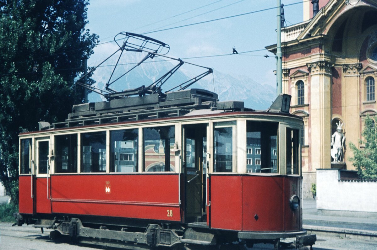 Straßenbahn Innsbruck___Tw 28 [1900, SIG/Siemens; ex Basel, seit 1950 in Innsbruck, 1967-78 Verschub-Tw, als histor. Tw erhalten] in Bergisel.__10-08-1972