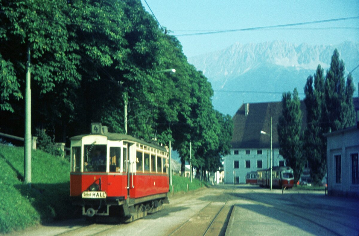 Straßenbahn Innsbruck___Tw der Linie 4 nach Solbad Hall in Bergisel.__10-08-1972