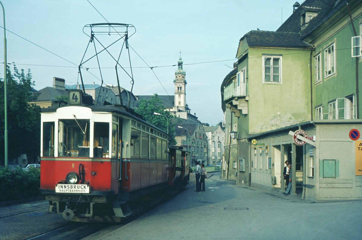Straßenbahn Innsbruck___Zug der Linie 4 mit Tw 8 [1909; Graz/AEG] am Unteren Stadtplatz in Hall, abfahrbereit nach Innsbruck.__20-08-1973