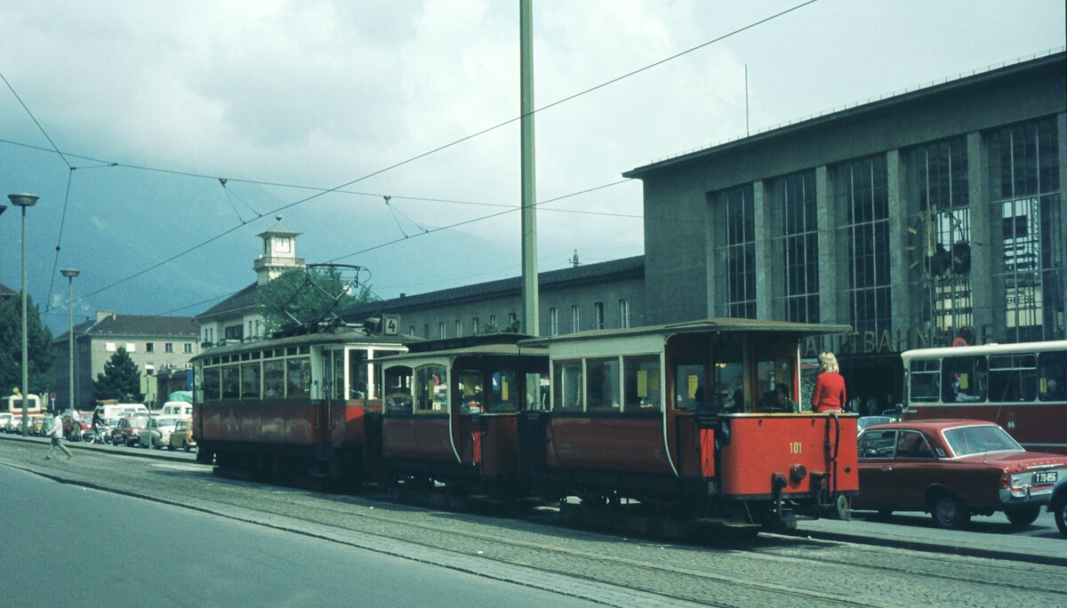 Straßenbahn Innsbruck___Zug der Linie 4 vor dem Hauptbhf. Am Zugschluß Bw 101 [Fa. Weitzer, Graz 1900].__28-08-1973
