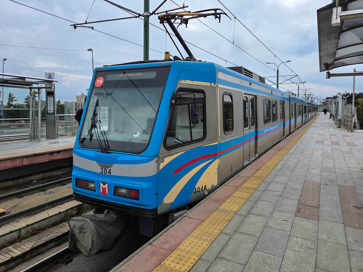 Stra�enbahn Istanbul Zug 304A auf der Linie T4 nach Topkapi in der Station Vatan, 14.10.2026.