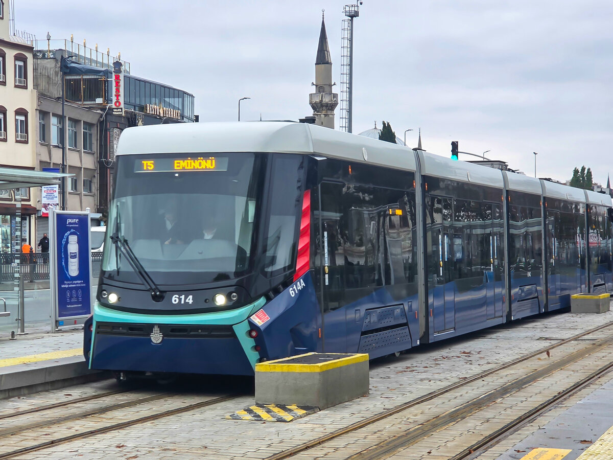 Stra�enbahn Istanbul Zug 614A auf der Linie T5 nach Emin�n� in der Station K�c�kpazar, 14.10.2026.