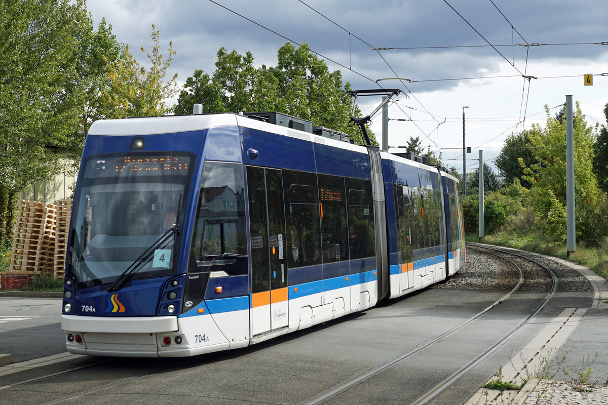 Strassenbahn Jena.
ALT UND NEU -  Bombardier Niederflurwagen GT 6M-ZR und Solaris Tramino bei Jena-Göschwitz am 19. September 2019.
Foto: Walter Ruetsch