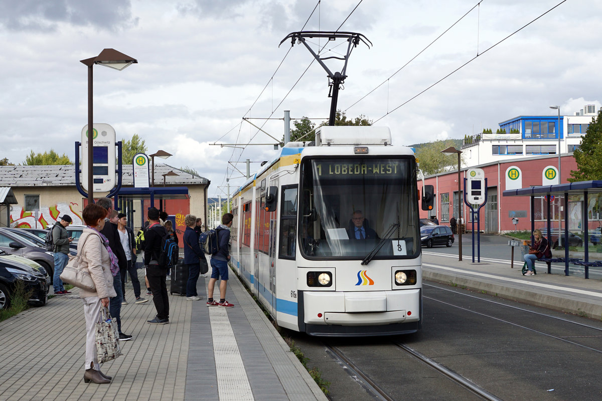 Strassenbahn Jena.
ALT UND NEU -  Bombardier Niederflurwagen GT 6M-ZR und Solaris Tramino bei Jena-Göschwitz am 19. September 2019.
Foto: Walter Ruetsch