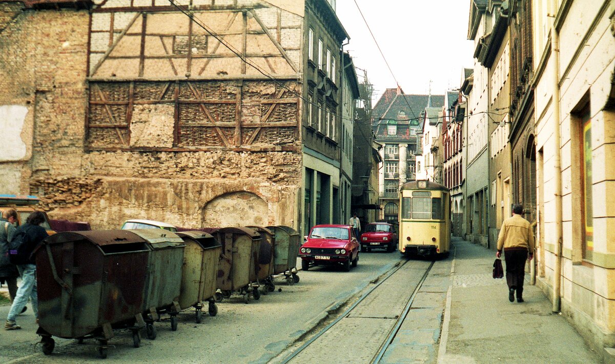 Straßenbahn Jena__Die Straßenbahn paßt durch. Linie 2 mit Bw 114 [BZ70, RAW Sw 1974; 2002 > privat] in der Altstadt.__17-03-90