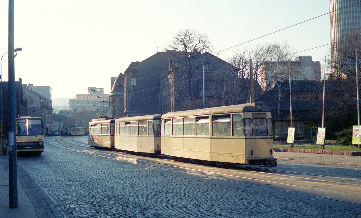Straßenbahn Jena__Linie 1 in der Straße 'Am Löbdergraben' nahe Holzmarkt mit JenTower (Universitätsturm Jena)_17-03-90