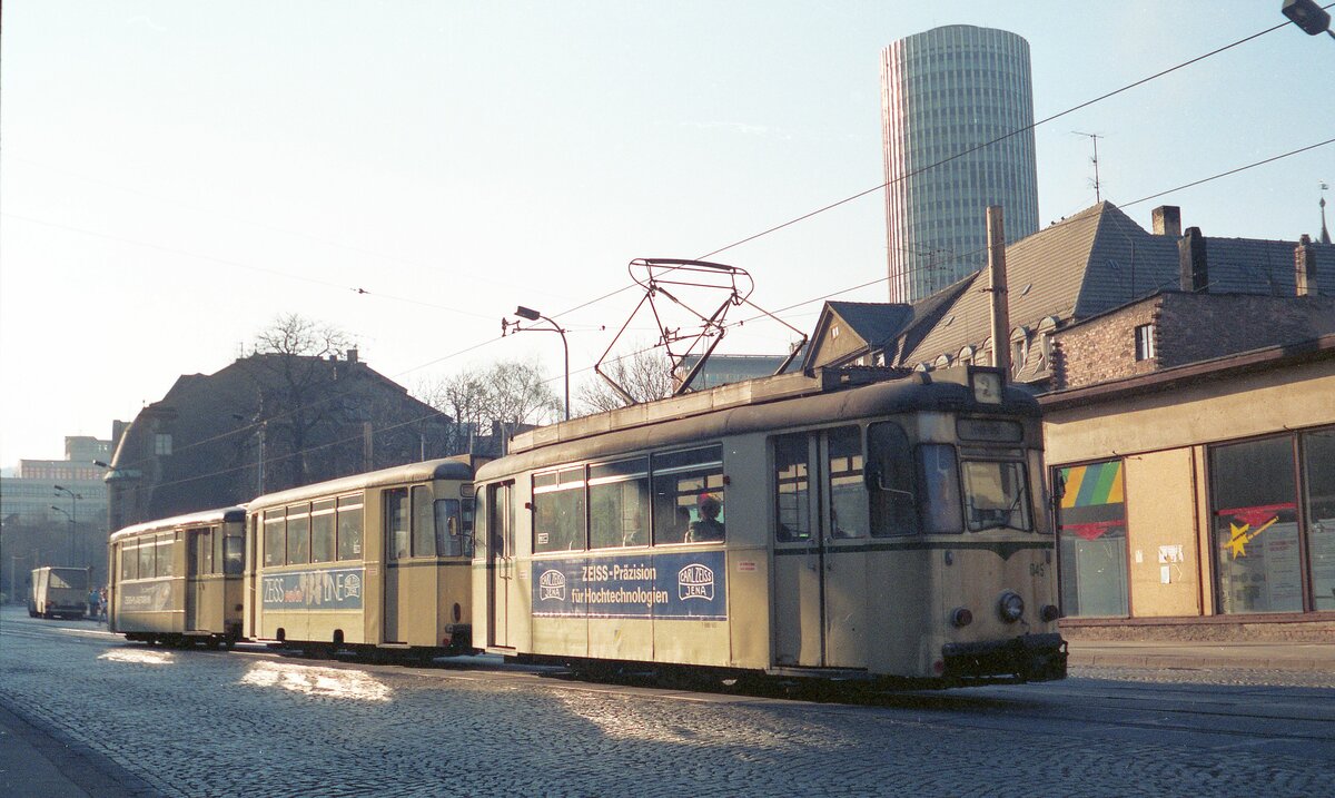 Straßenbahn Jena__Linie 2 in der Straße 'Am Löbdergraben' nahe Holzmarkt mit Jentower (Universitätsturm Jena)_17-03-90