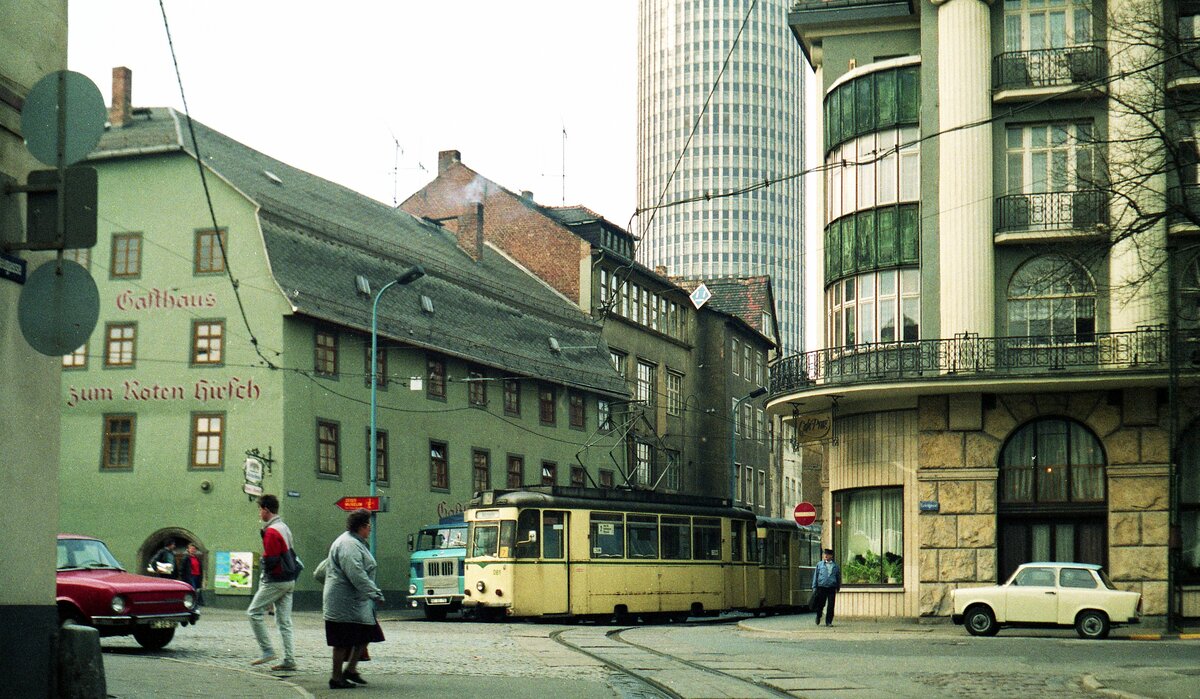 Straßenbahn Jena__Linie2 kommt vom Holzmarkt und schwenkt Richtung Engelplatz.__17-03-90