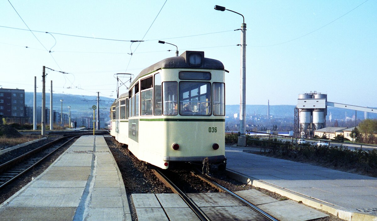 Straßenbahn Jena__Zug der Linie 1 mit drittem Bw 036 [B2-62, VEB Gotha 1964; 1993+] in der Wendeschleife Winzerla.__17-03-90