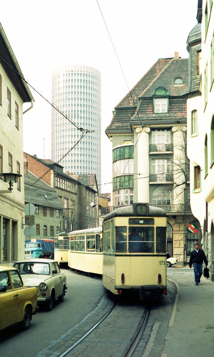 Straßenbahn Jena__Zug der Linie 1 mit letztem Bw 173 [B2D, ČKD Tatra 1968; 1993+] schlängelt sich durch die Neugasse zum Holzmarkt. Sämtliche im Bild gezeigten Häuser stehen auch heute noch.__17-03-90