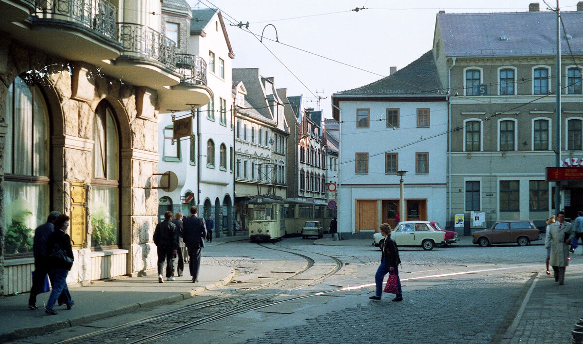Straßenbahn Jena__Zug der Linie 2 kommt aus der Neugasse in Richtung Holzmarkt.__17-03-90