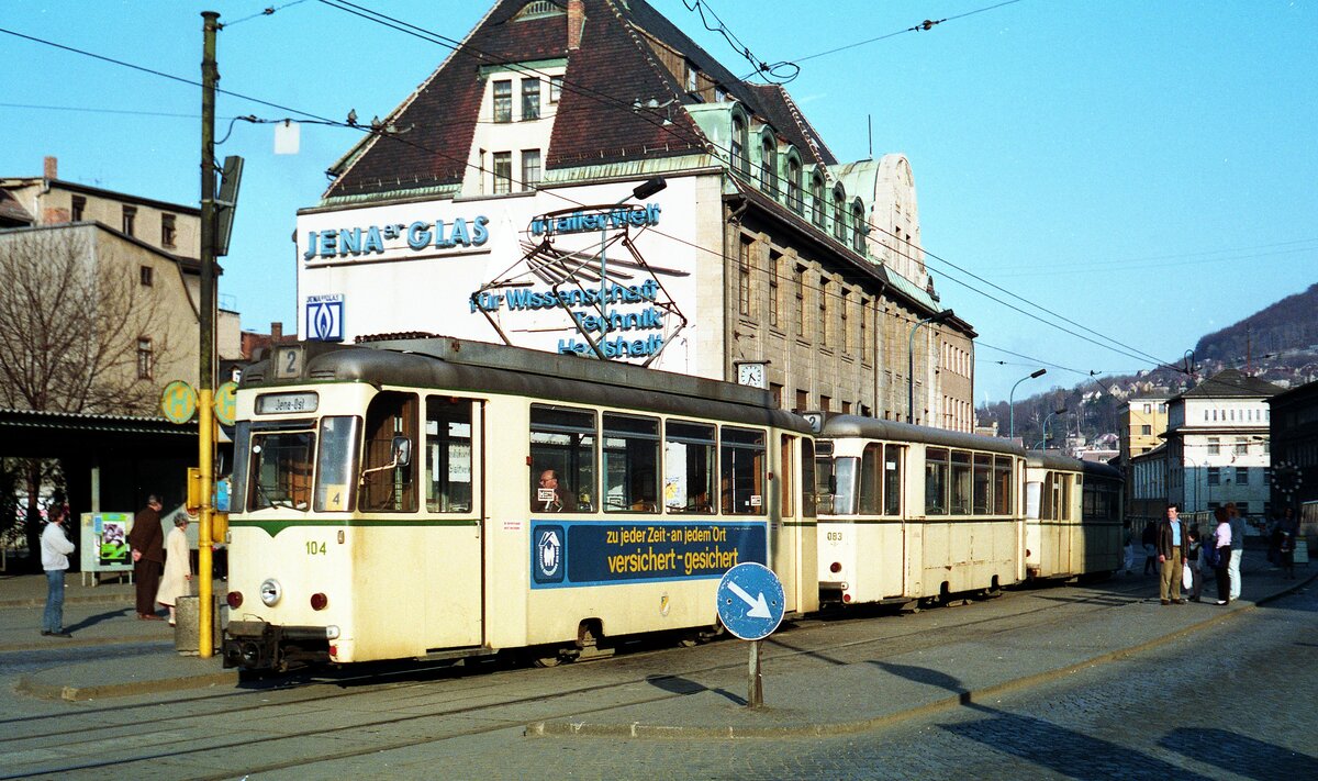 Straßenbahn Jena__Zug der Linie 2 mit Tw 104 [T57, VEB Gotha 1960; 2006> Istanbul] und erstem Bw 083 [BZ70, RAW Sw 1973, 2005+] vor dem Sparkassen-Hauptgebäude am 'Holzmarkt'.__17-03-90