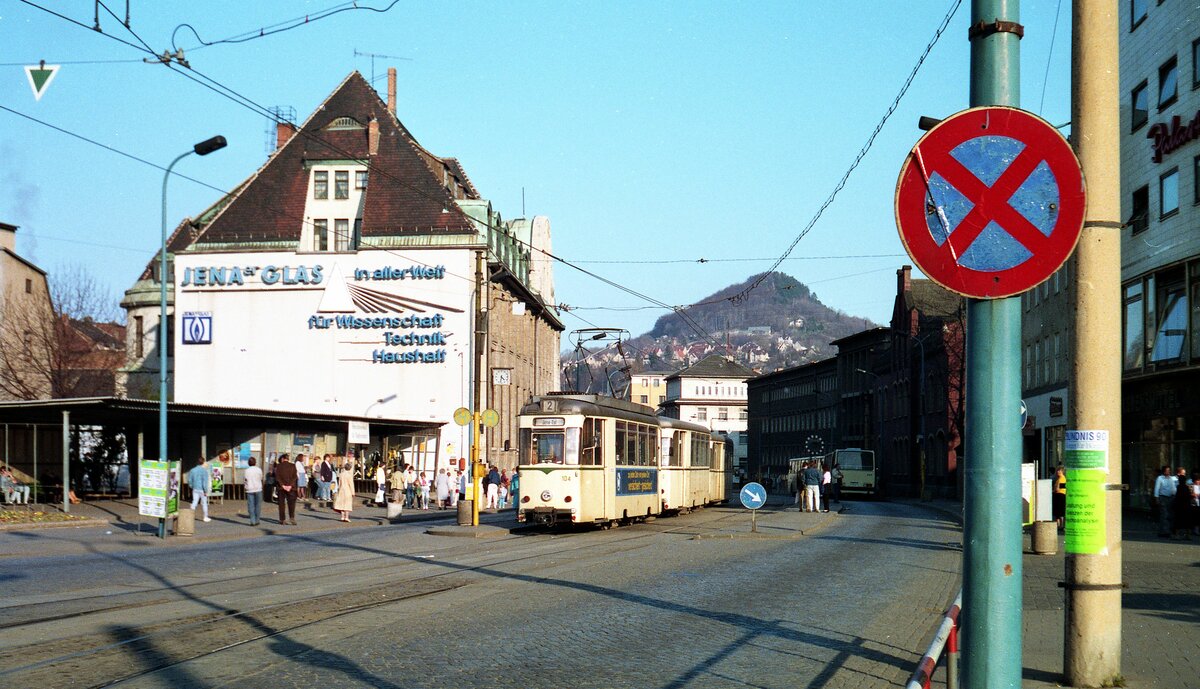 Straßenbahn Jena__Zug der Linie 2 vor dem Sparkassen-Hauptgebäude am 'Holzmarkt'. Am Horizont der Hausberg.__17-03-90