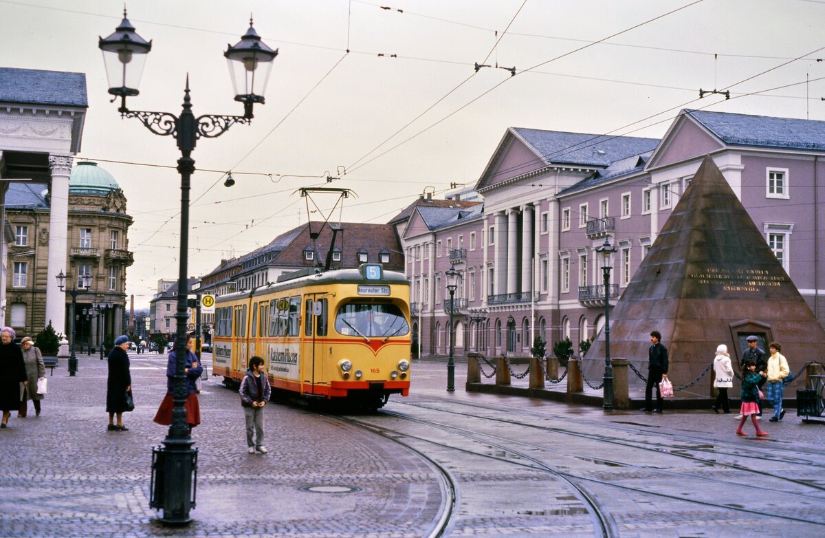 Straßenbahn Karlsruhe, Marktplatz mit der Pyramide zusammen mit TW 165 der Serie GT6-D.
Datum: 23.03.1986 