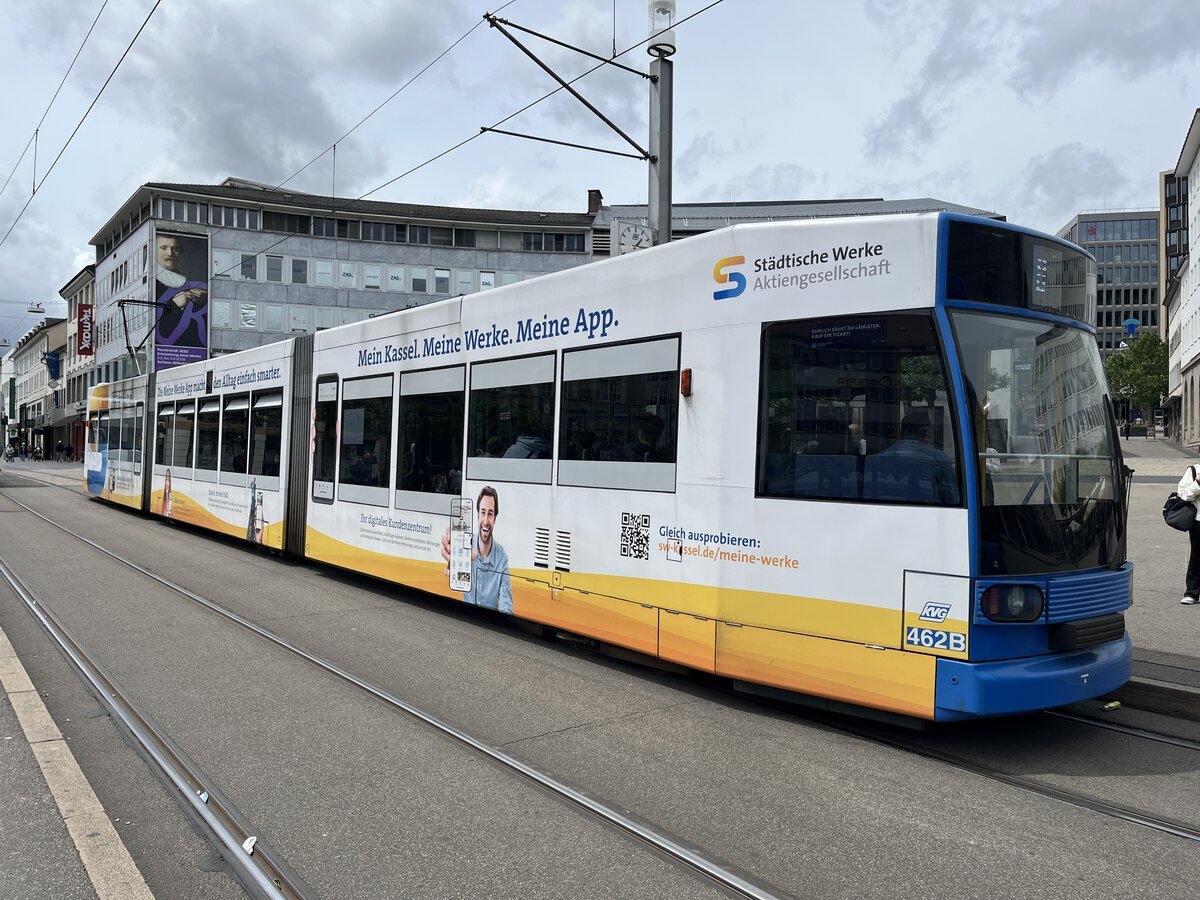 Stra�enbahn Kassel | D�wag 6ENGTW / NGT6C TW462 als Linie 8 an der Haltestelle K�nigsplatz (4.6.2026) 